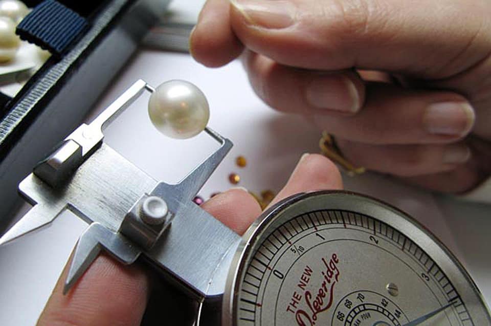 Lavorazione artigianale di un gioiello